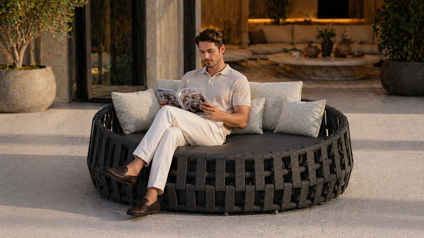 Black Wicker Outdoor Daybed for Hotel Poolside Projects