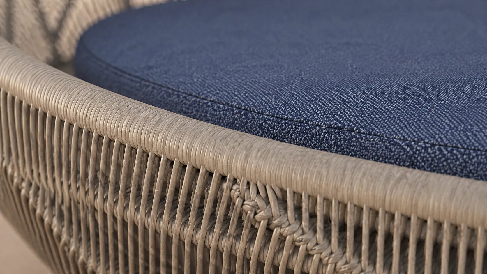 Premium Round Wicker Outdoor Daybed for Hotel Poolside