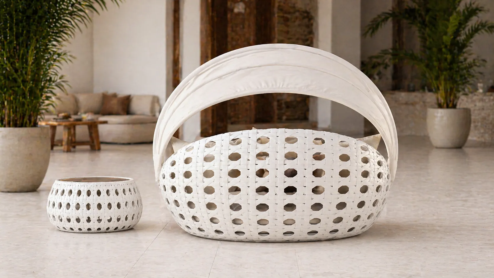 Adjustable Canopy PE Rattan Outdoor Daybed Sofa for Patio, Poolside & Resort Lounge