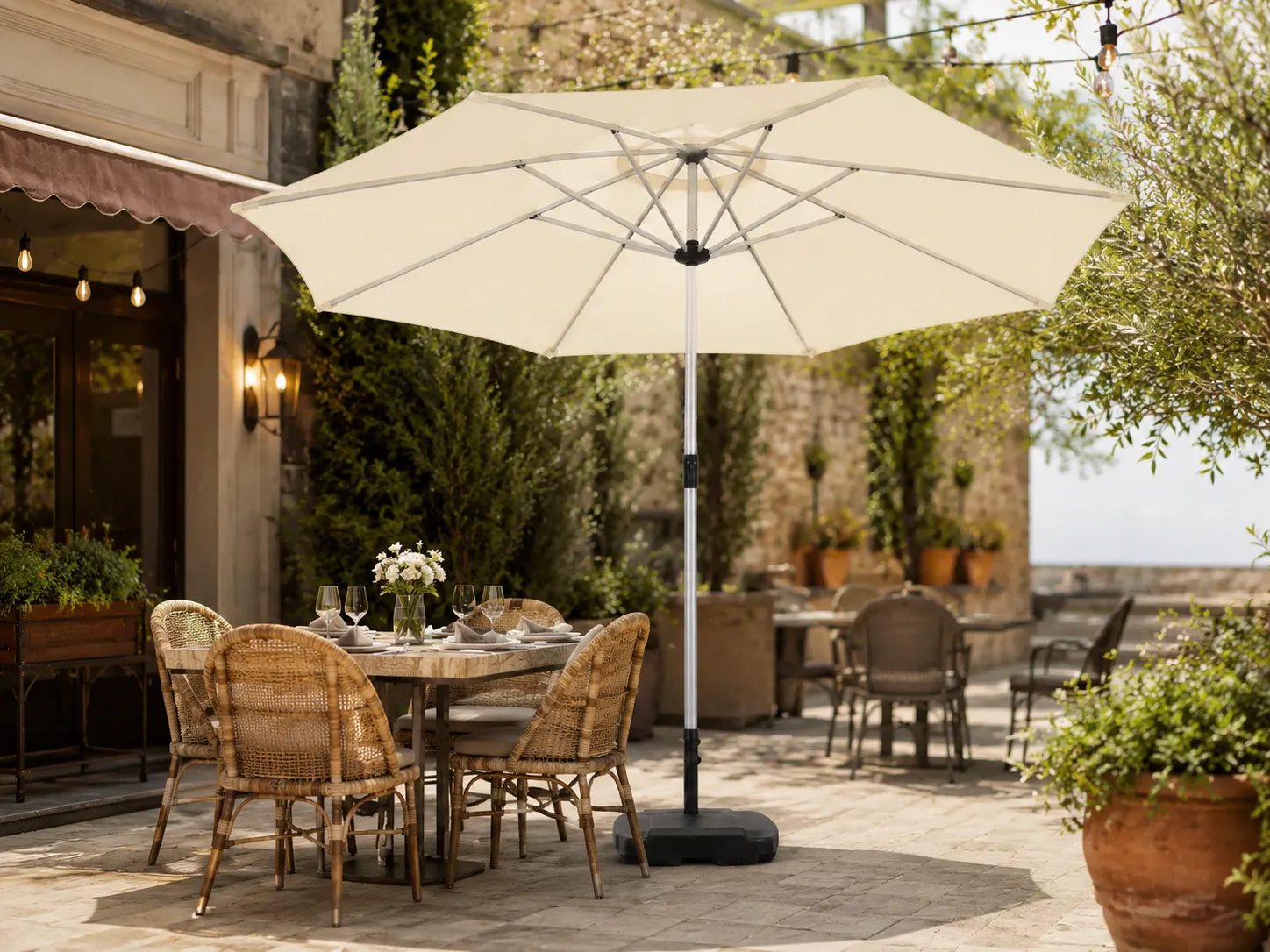 Cantilever patio umbrella for outdoor restaurant shade