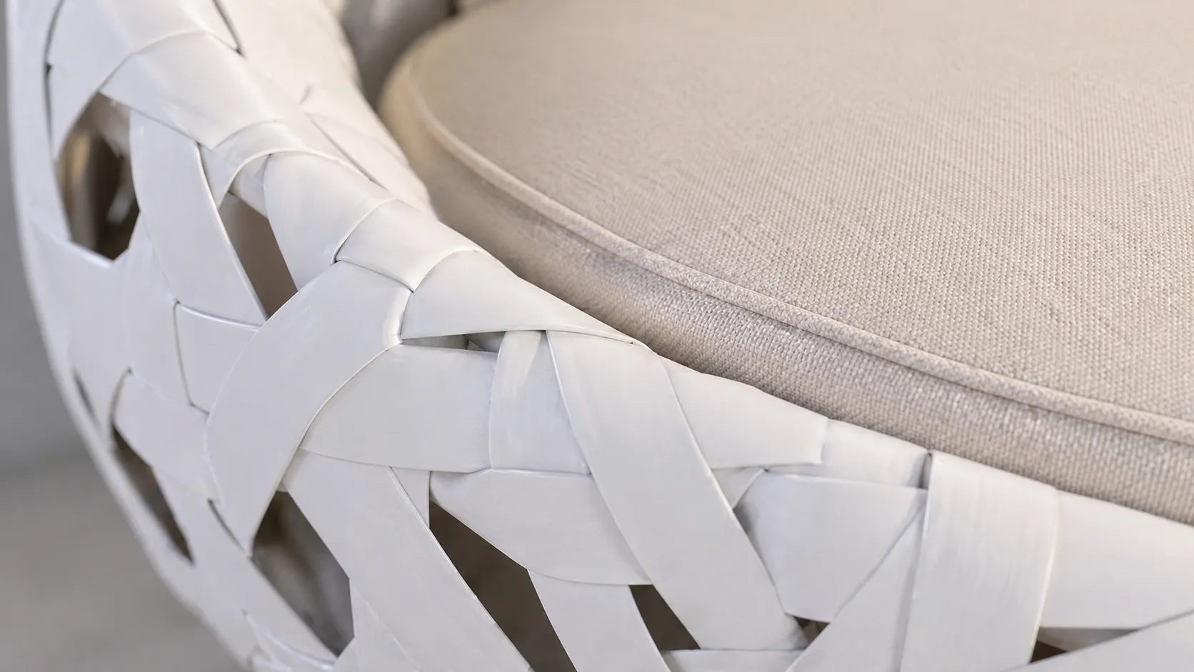 White Round Wicker Outdoor Daybed for Hotel Poolside